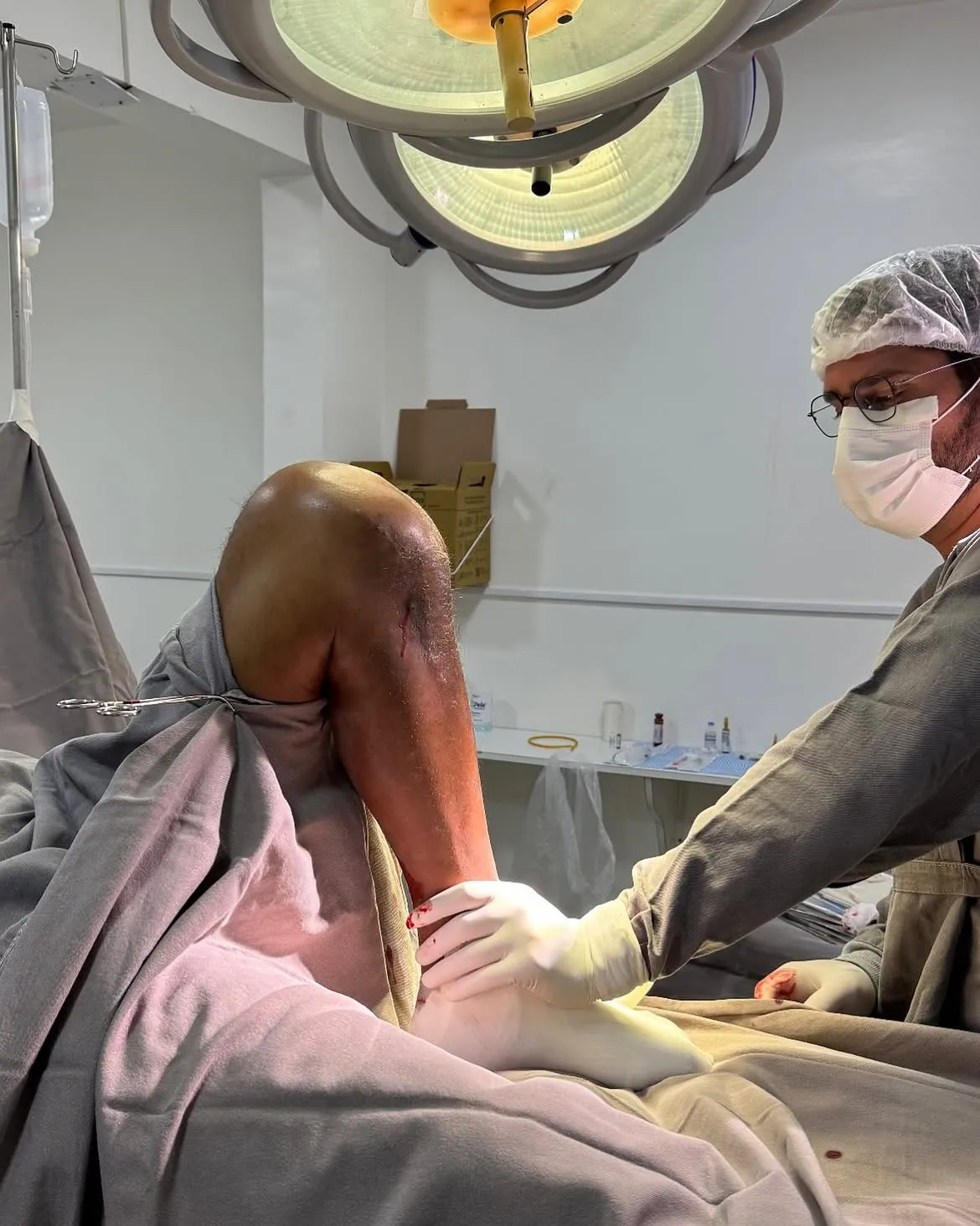 Dr. Gabriel Cury realizando um procedimento ortopédico no centro cirúrgico