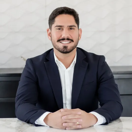 Dr. Gabriel Cury, ortopedista especialista em joelho, em seu consultório em Goiânia